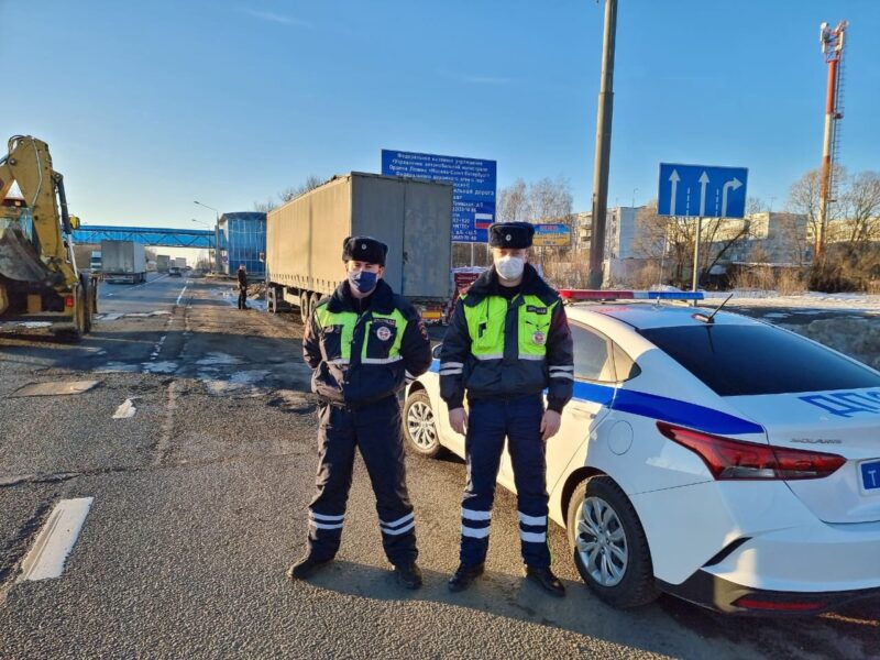 Под Тверью инспекторы ДПС помогли попавшему в ДТП водителю Под Тверью инспекторы ДПС помогли попавшему в ДТП водителю