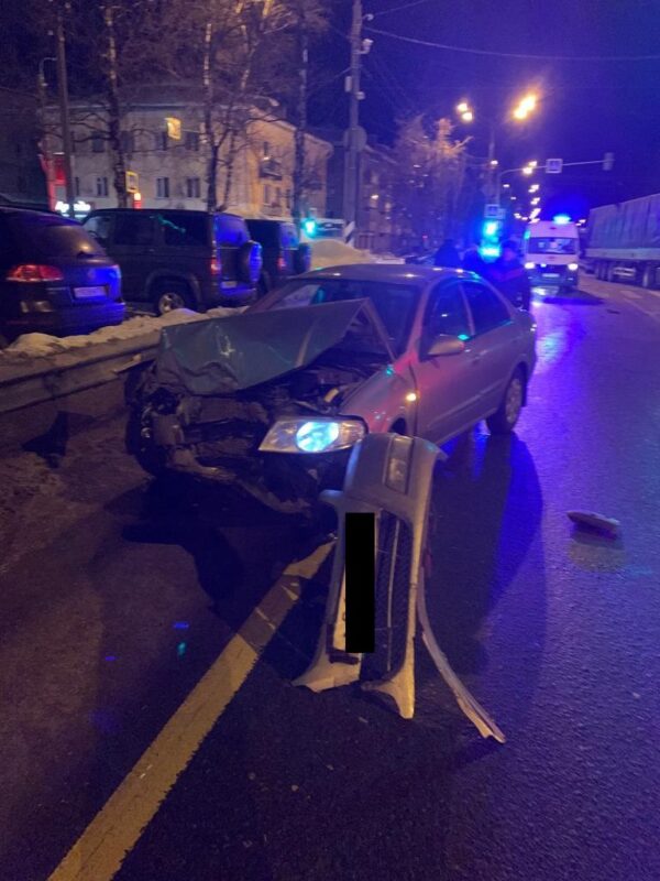 На трассе М-10 в Тверской области столкнулись два автомобиля На трассе М-10 в Тверской области столкнулись два автомобиля