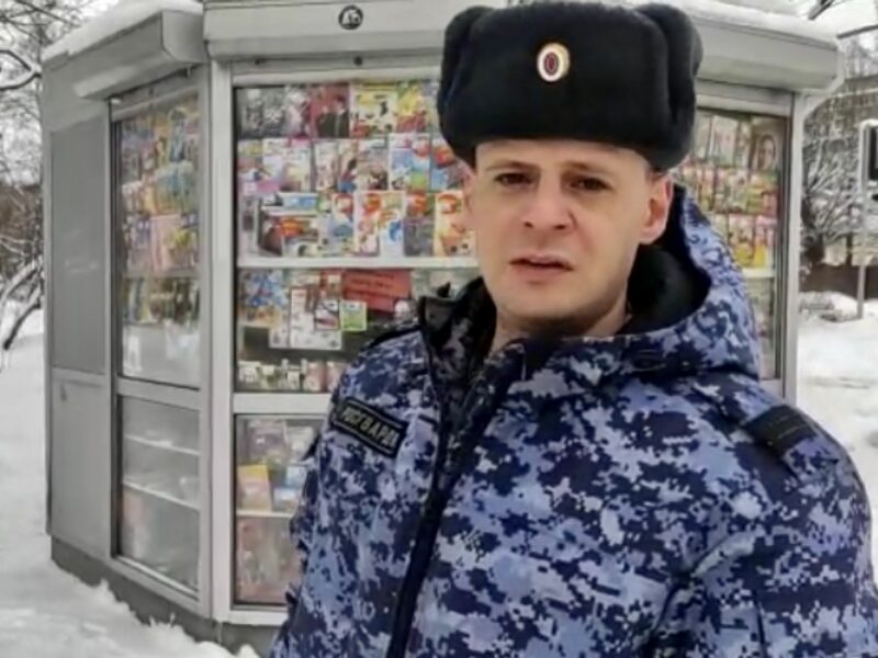 В Твери сотрудник Росгвардии помог женщине, которой стало плохо