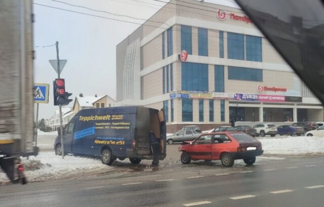 В Твери легковушка при повороте "догнала" грузовик