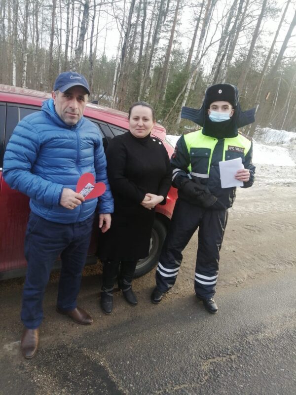 В Твери сотрудники ГИБДД дарили водителям валентинки