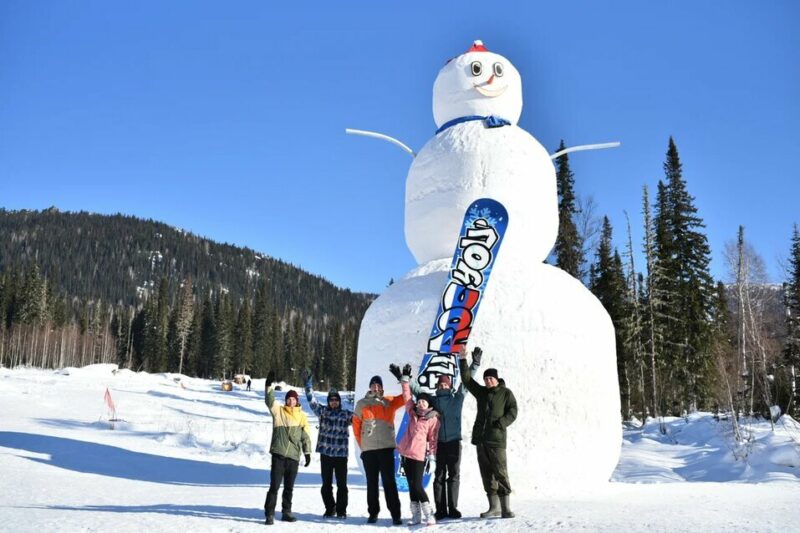Тверские болельщики построили огромного снеговика в поддержку олимпийцев