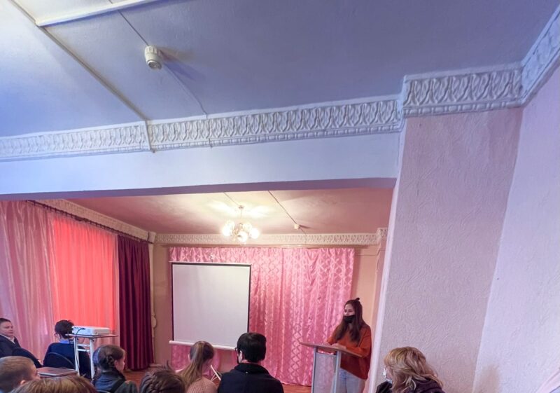 В Нелидове сотрудники ГИБДД напомнили школьникам правила безопасного поведения на дороге