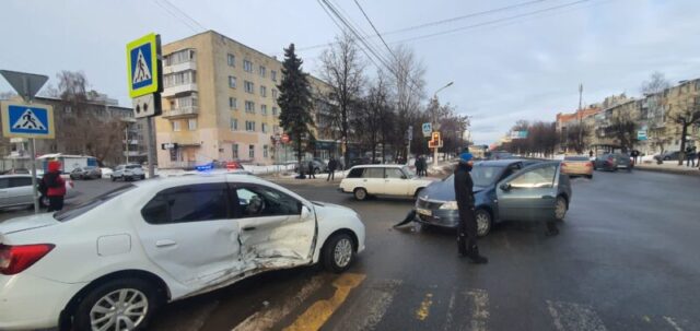 В Твери водитель проигнорировал сигнал светофора и совершил ДТП