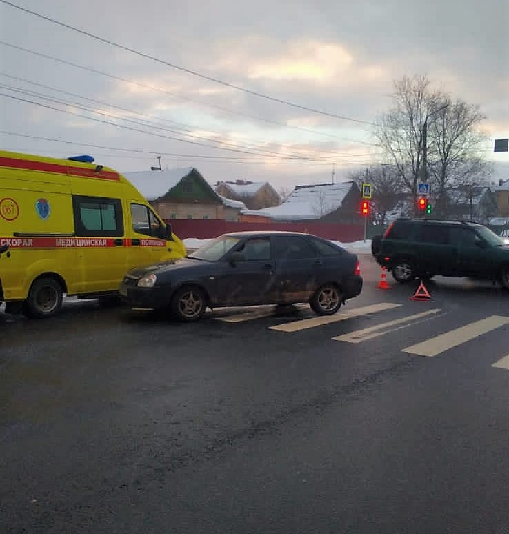 В Твери на Красина машина сбила двух пешеходов В Твери на Красина машина сбила двух пешеходов