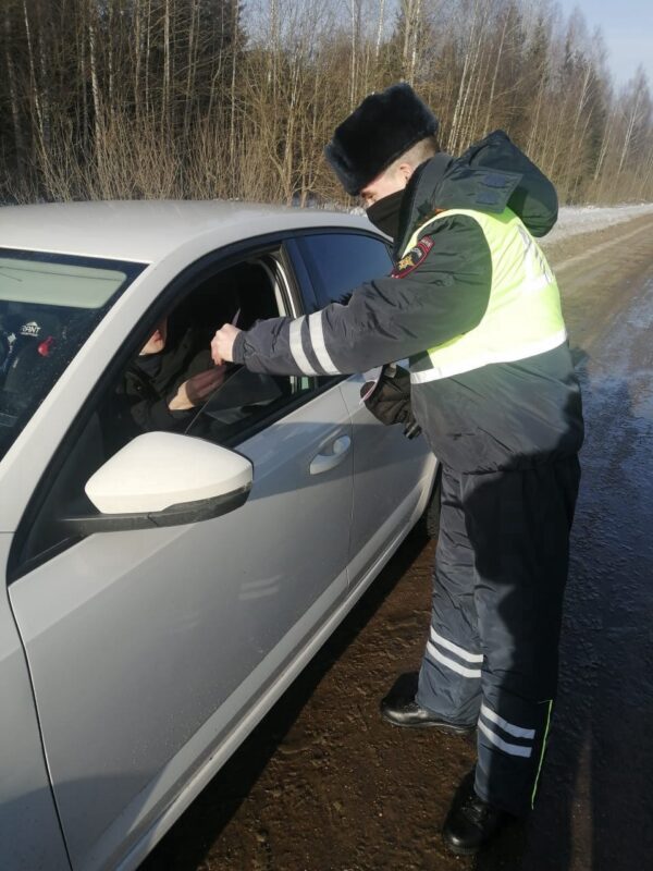 В Твери сотрудники ГИБДД дарили водителям валентинки