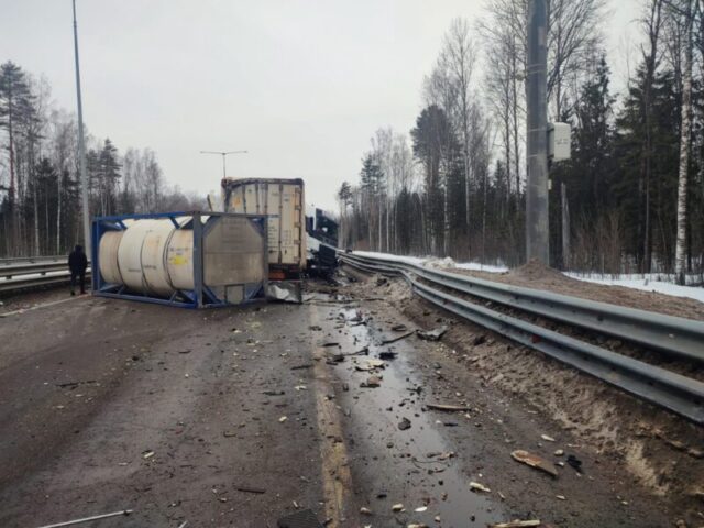 В Тверской области в серьезной аварии водитель получил перелом и ушибы
