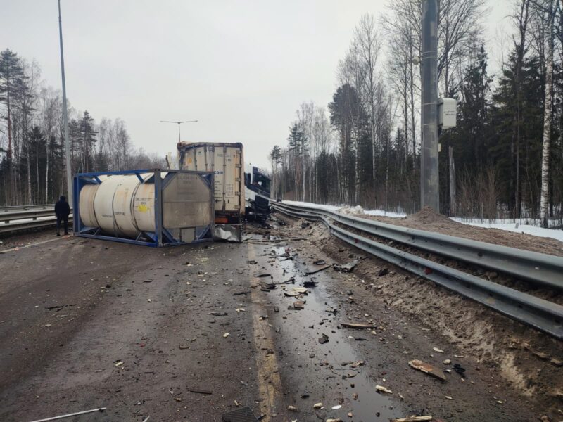 В Тверской области в серьезной аварии водитель получил перелом и ушибы В Тверской области в серьезной аварии водитель получил перелом и ушибы