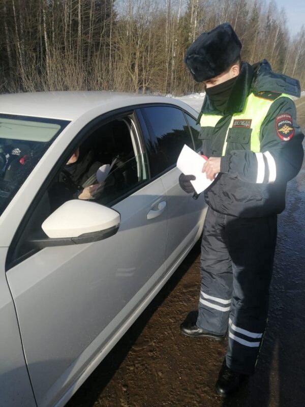 В Твери сотрудники ГИБДД дарили водителям валентинки