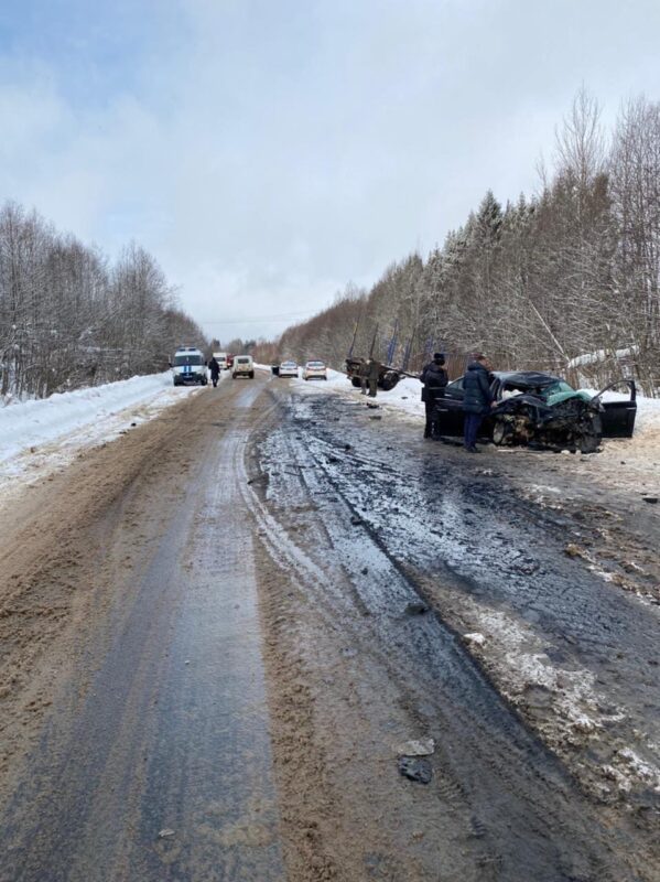 В Тверской области в ДТП с лесовозом пострадали два человека Последствия ДТП в Краснохолмском округе помогали ликвидировать сотрудники МЧС