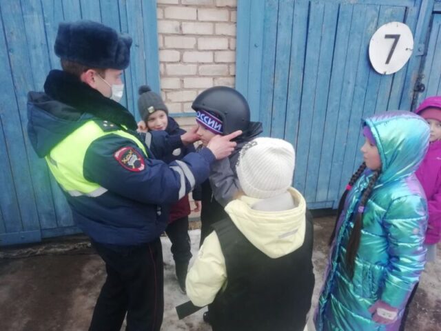 В Тверской области школьники примеряли бронежилеты, шлемы и знакомились с работой сотрудников ГИБДД