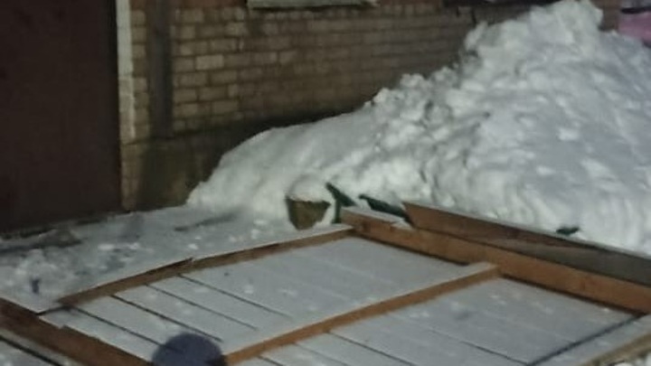 В поселке Тверской области восстановили козырёк подъезда, обвалившийся под снегом В поселке Тверской области восстановили козырёк подъезда, обвалившийся под снегом