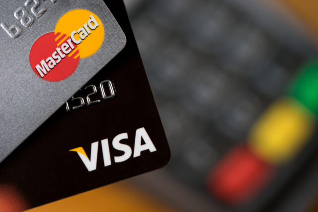 Экономист назвал лучшую альтернативу картам Visa и Mastercard