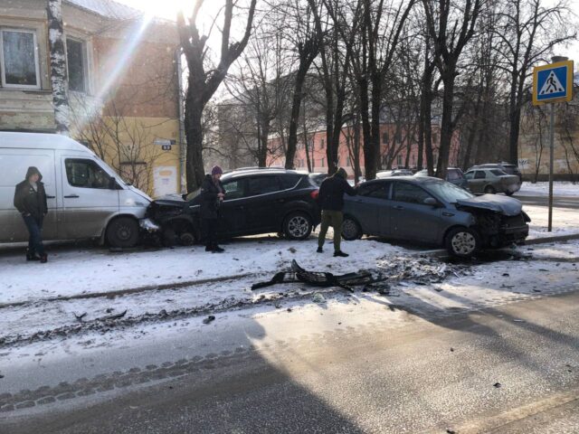 На улице Мусоргского в Твери три автомобиля попали в ДТП