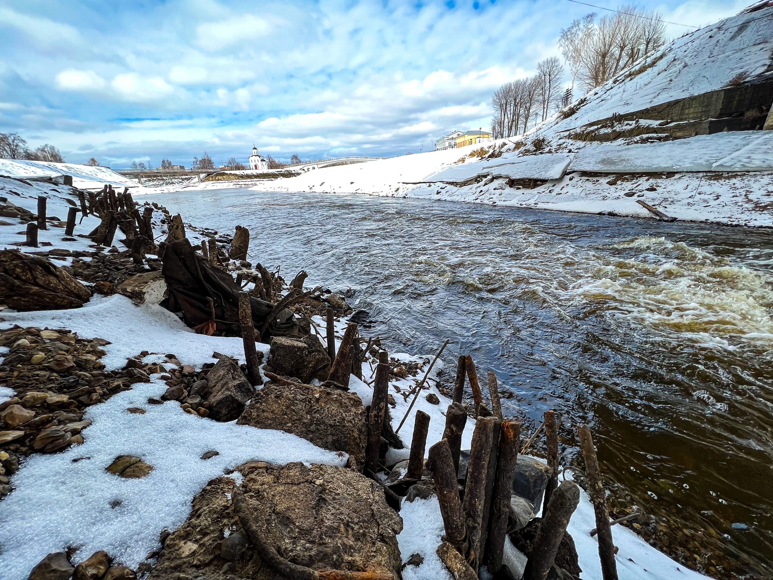 В центре Твери из-под воды показались опоры старинного моста В центре Твери из-под воды показались опоры старинного моста