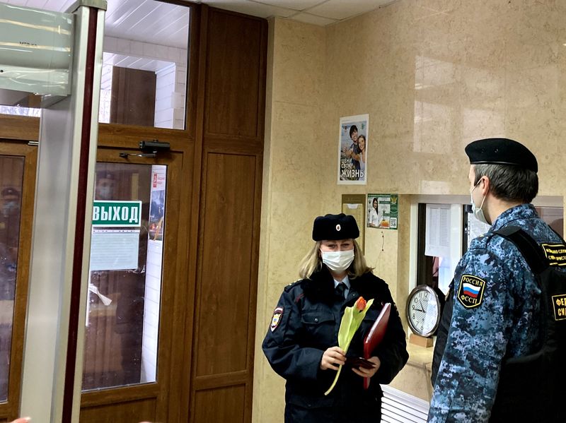 В Твери судебные приставы дарили женщинам цветы
