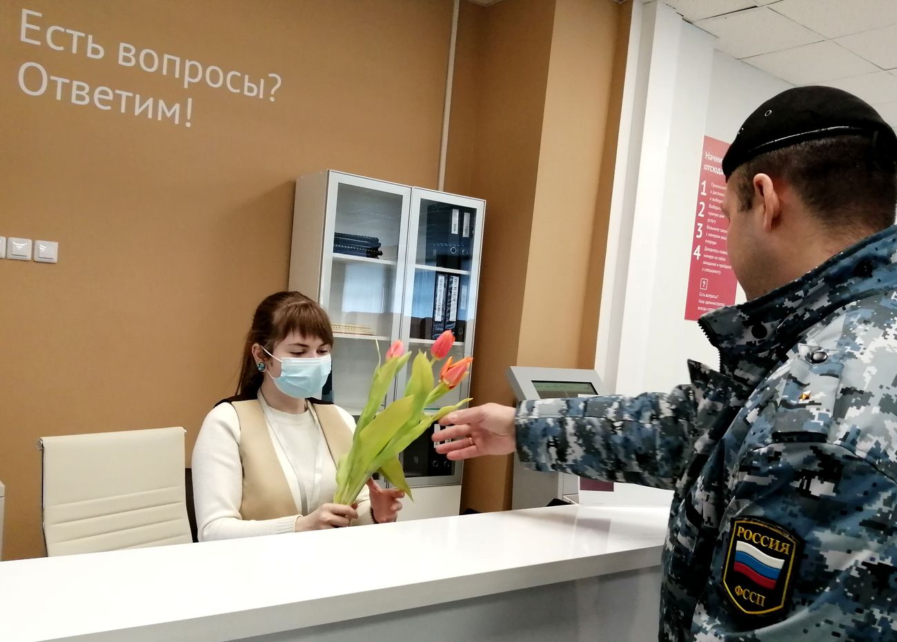 В Твери судебные приставы дарили женщинам цветы