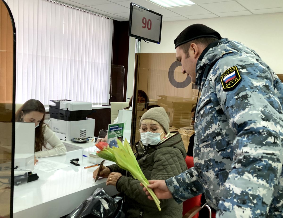 В Твери судебные приставы дарили женщинам цветы