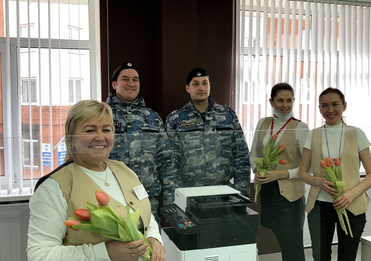 В Твери судебные приставы дарили женщинам цветы В Твери судебные приставы дарили женщинам цветы