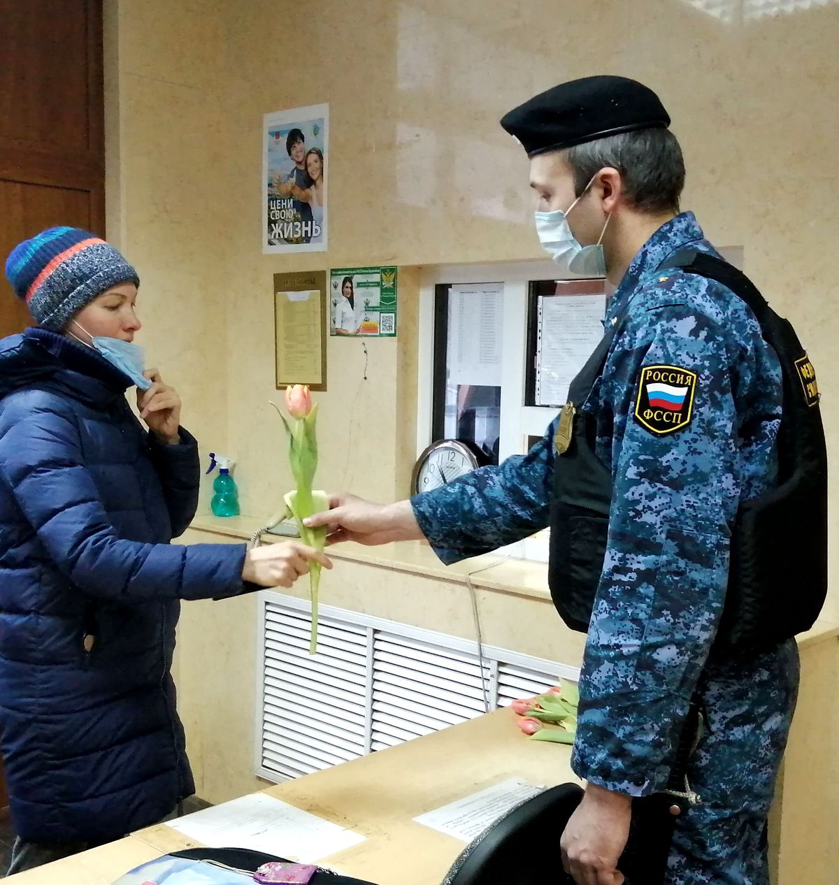 В Твери судебные приставы дарили женщинам цветы