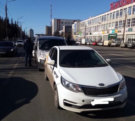 В Твери при столкновении трех автомобилей пострадал один из водителей