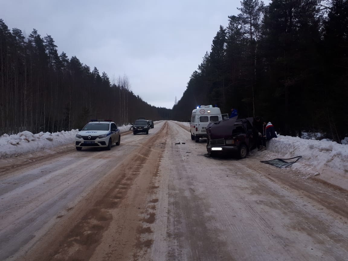 Два человека получили травмы при лобовом столкновении автомобилей в Тверской области Два человека получили травмы при лобовом столкновении автомобилей в Тверской области