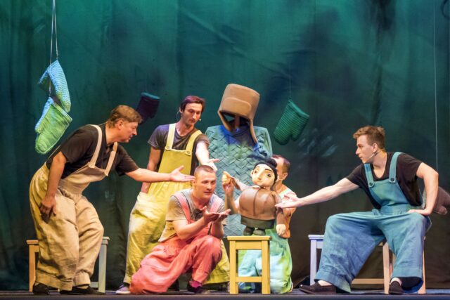 Тверской театр кукол приглашает посмотреть спектакль онлайн