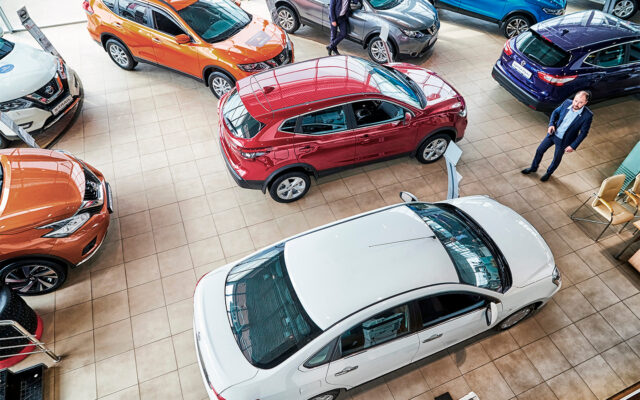 Автодилеры в России начали поднимать цены на машины