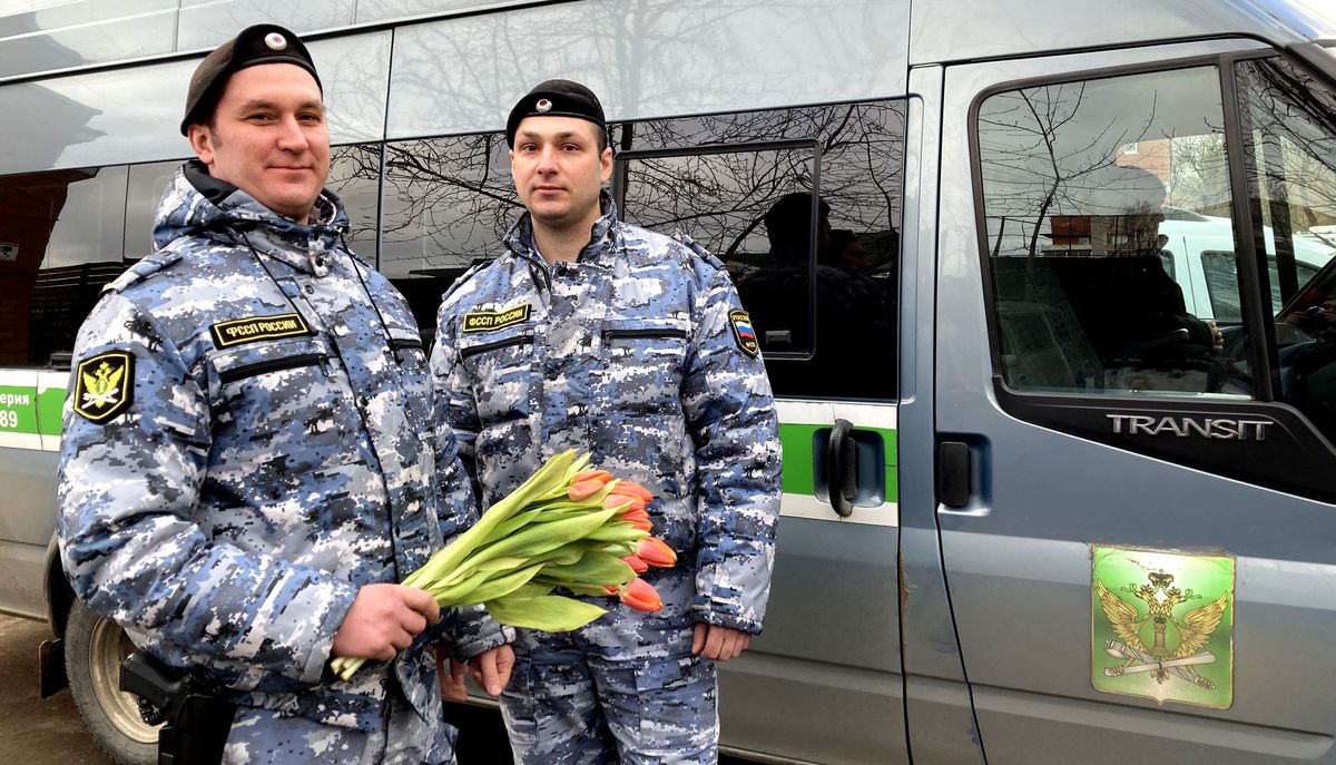 В Твери судебные приставы дарили женщинам цветы