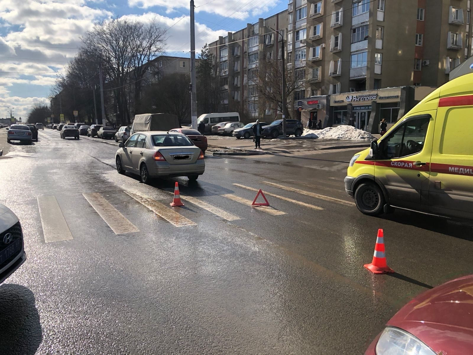 В Твери ослепленный солнцем водитель сбил пешехода В Твери ослепленный солнцем водитель сбил пешехода