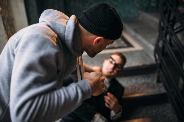 В Твери мужчина дал отпор грабителю