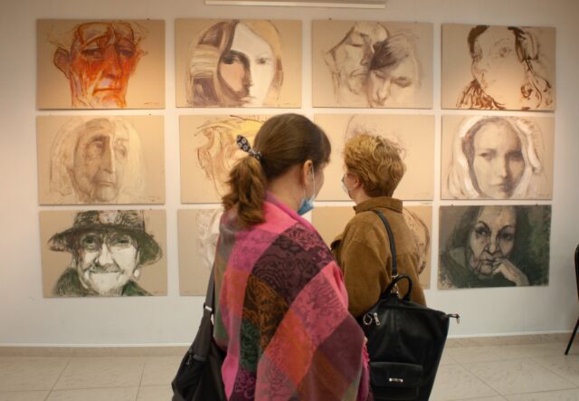 Жителей Твери приглашают на встречу с автором выставки «Работы разных лет. Графика, живопись»