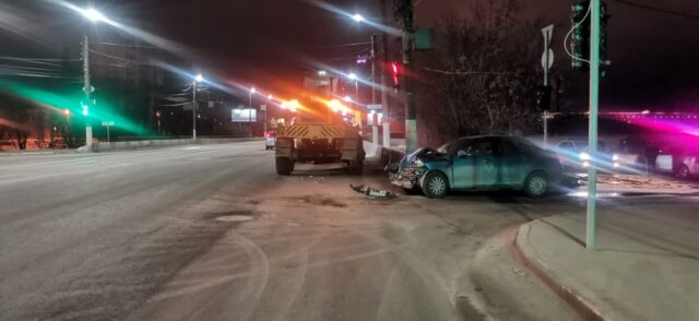 В Твери дорогу не поделили легковушка и автогрейдер