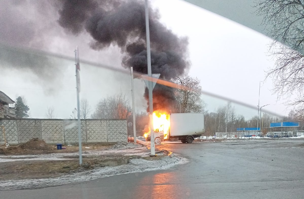 В Твери рано утром загорелась ГАЗель В Твери рано утром загорелась ГАЗель