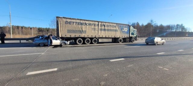 Под Тверью молодой водитель въехал под припаркованную фуру