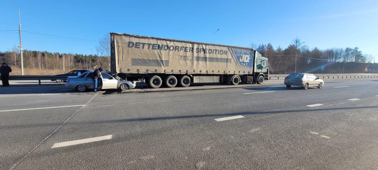 Под Тверью молодой водитель въехал под припаркованную фуру Под Тверью молодой водитель въехал под припаркованную фуру