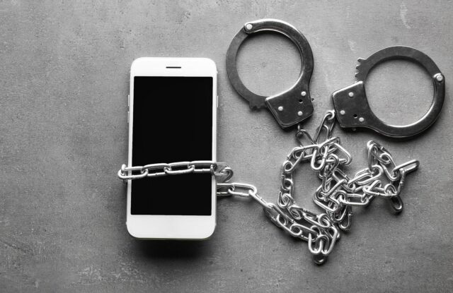В Тверской области пассажир электрички забрал себе чужой телефон