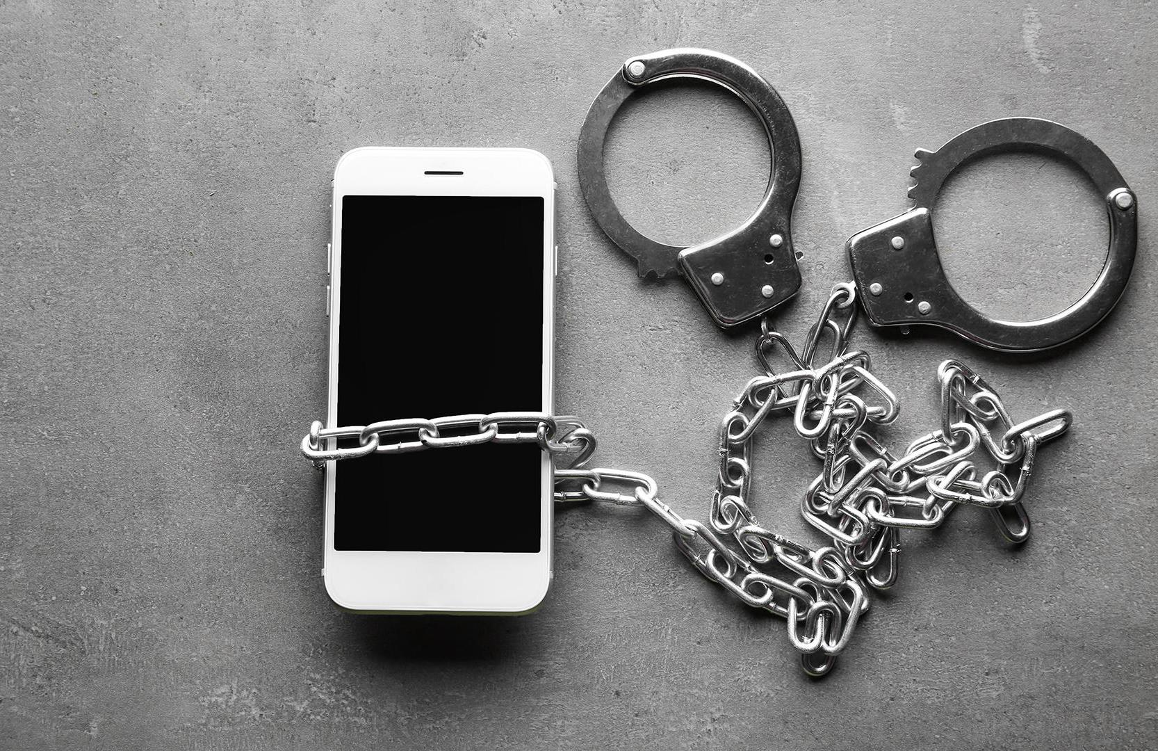 В Тверской области пассажир электрички забрал себе чужой телефон В Тверской области пассажир электрички забрал себе чужой телефон