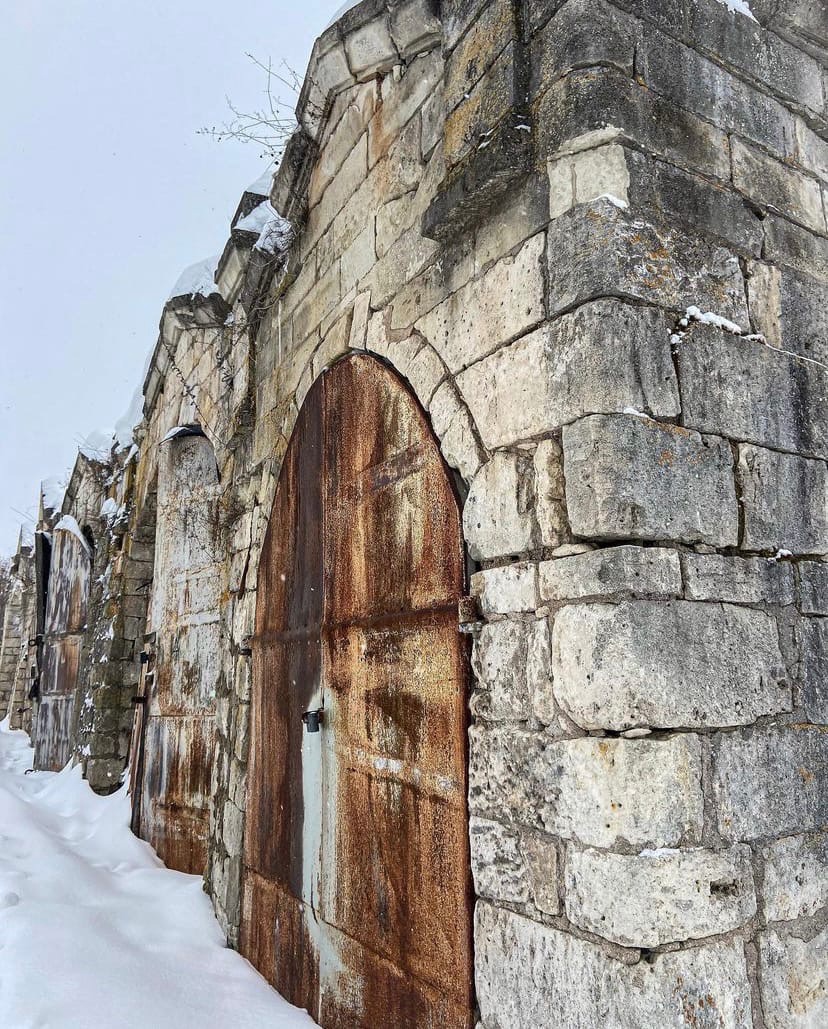 Блогер показала белокаменные кузницы Старицы