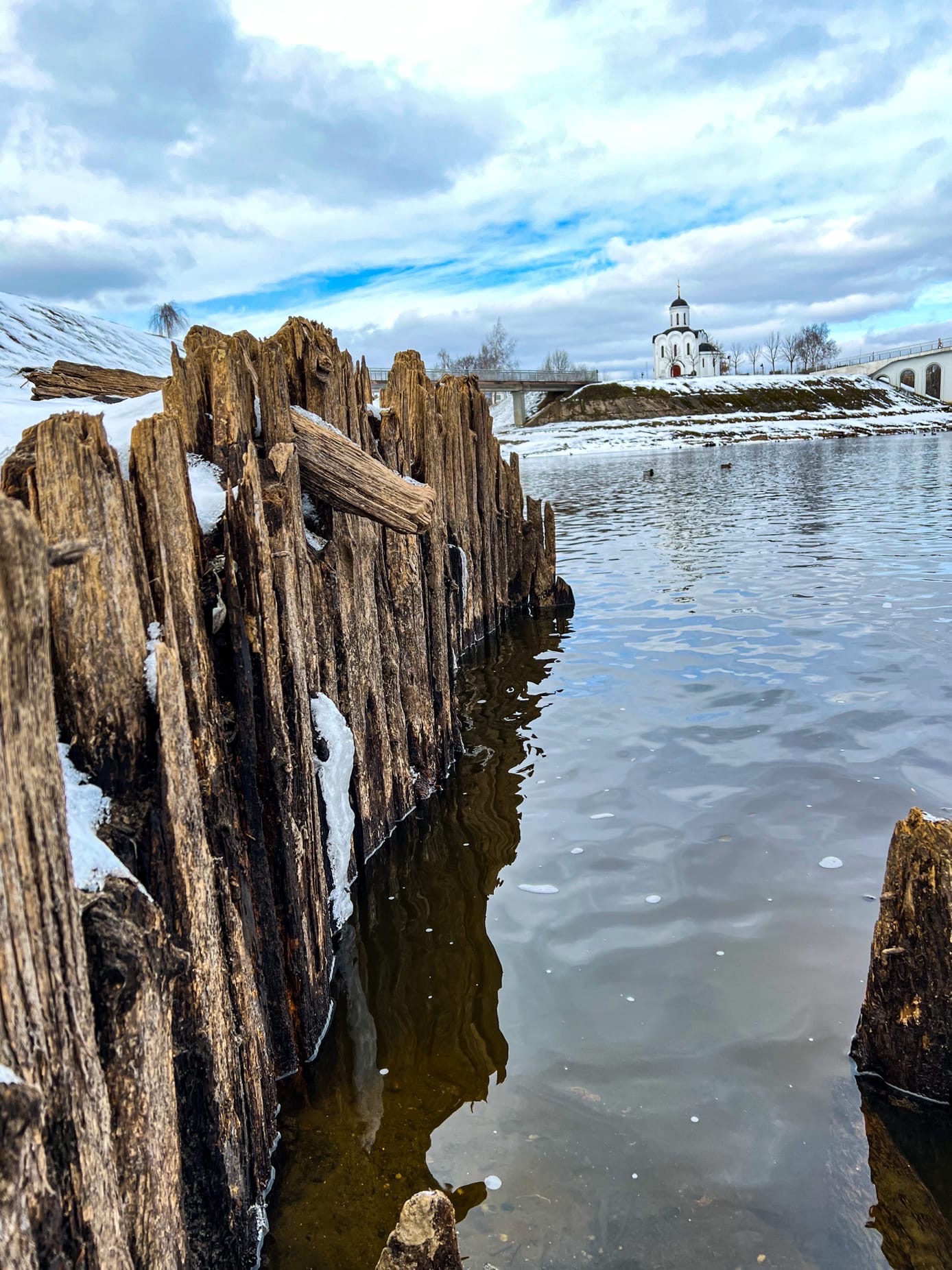 В центре Твери из-под воды показались опоры старинного моста В центре Твери из-под воды показались опоры старинного моста