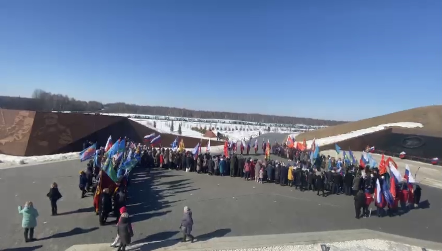 Больше 300 человек выстроились в огромную букву «Z» у Ржевского мемориала