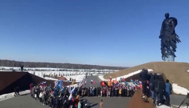 Больше 300 человек выстроились в огромную букву «Z» у Ржевского мемориала