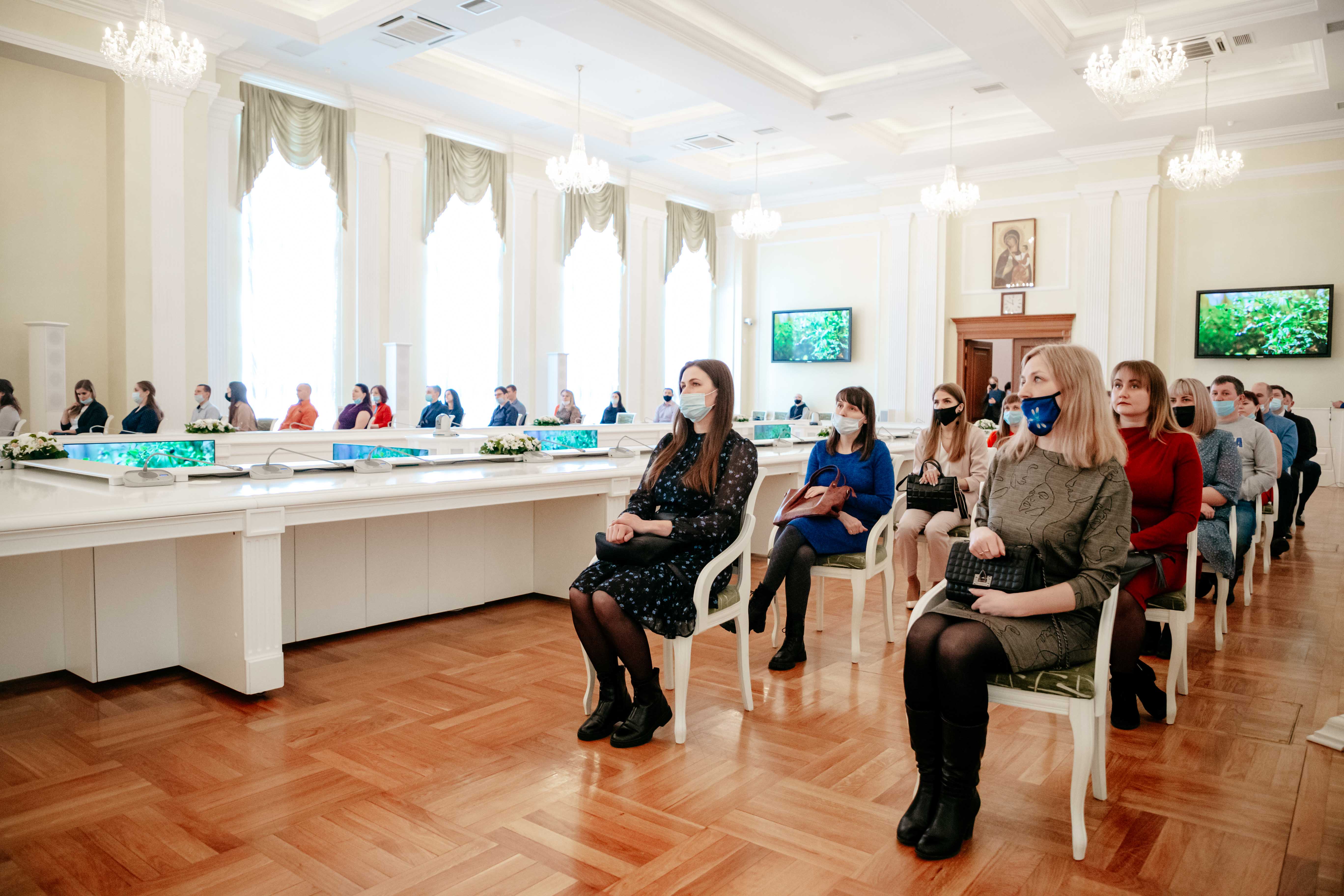 Игорь Руденя вручил молодым семьям Тверской области жилищные сертификаты