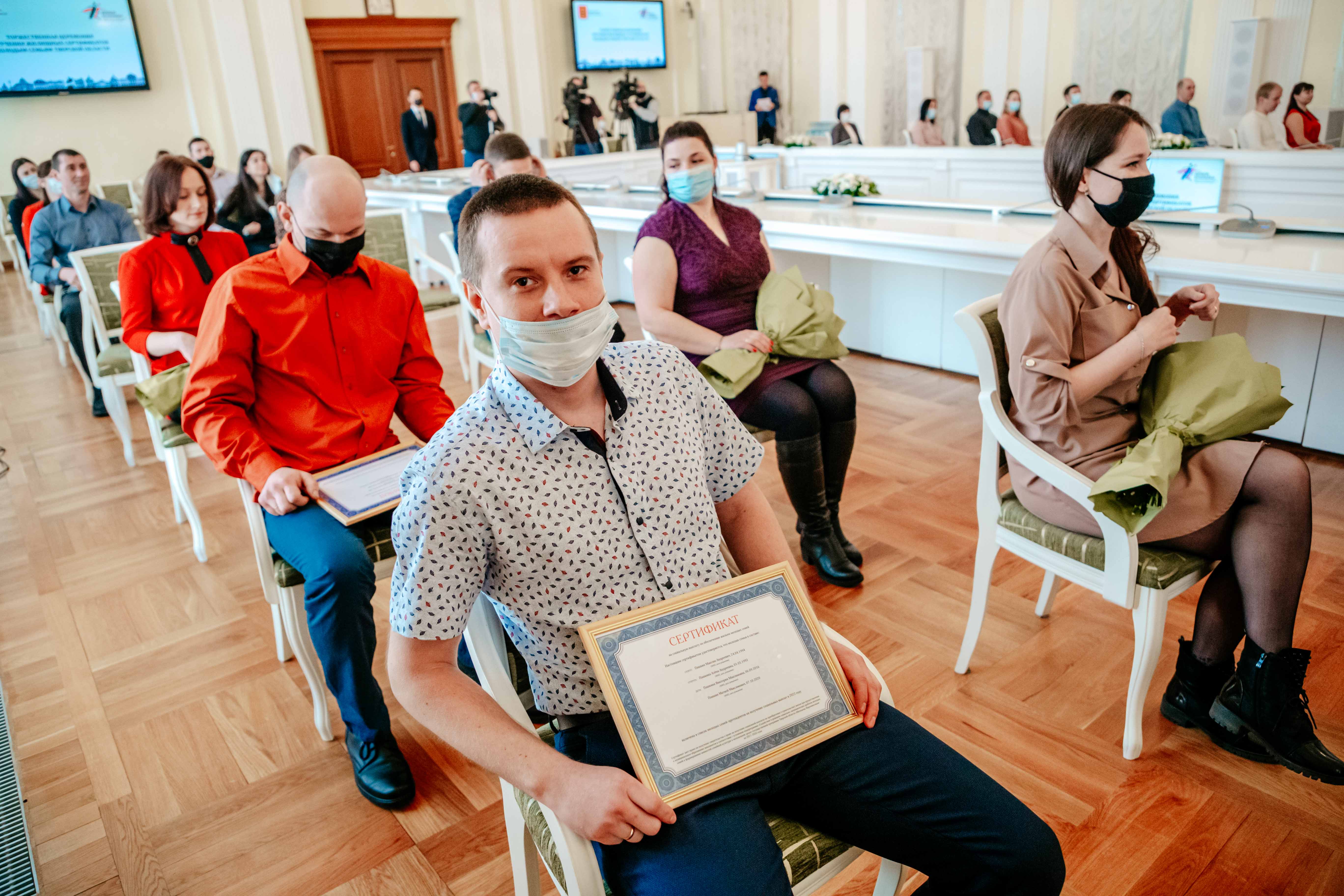 Игорь Руденя вручил молодым семьям Тверской области жилищные сертификаты