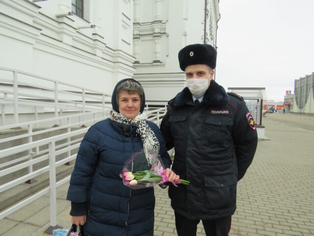 На вокзале сотрудники транспортной полиции Твери поздравляют женщин с наступающим 8 марта