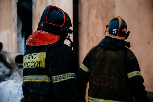 В Ржеве спасатели вывели из горящей квартиры двух мужчин