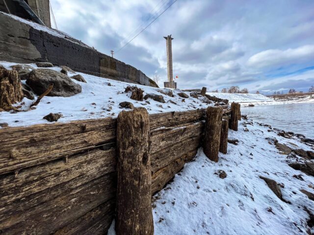 В центре Твери из-под воды показались опоры старинного моста В центре Твери из-под воды показались опоры старинного моста
