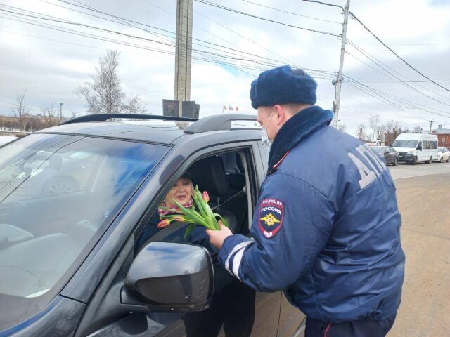 Тверские автоинспекторы поздравили женщин-водителей с праздником