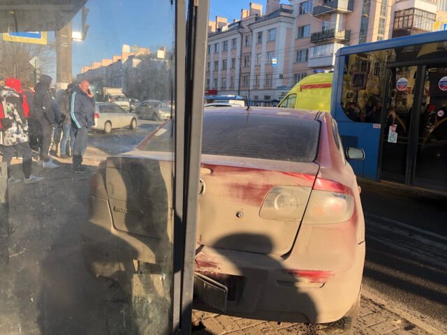 В Твери на сломанном светофоре мазда врезалась в остановку из-за столкновения с другим авто
