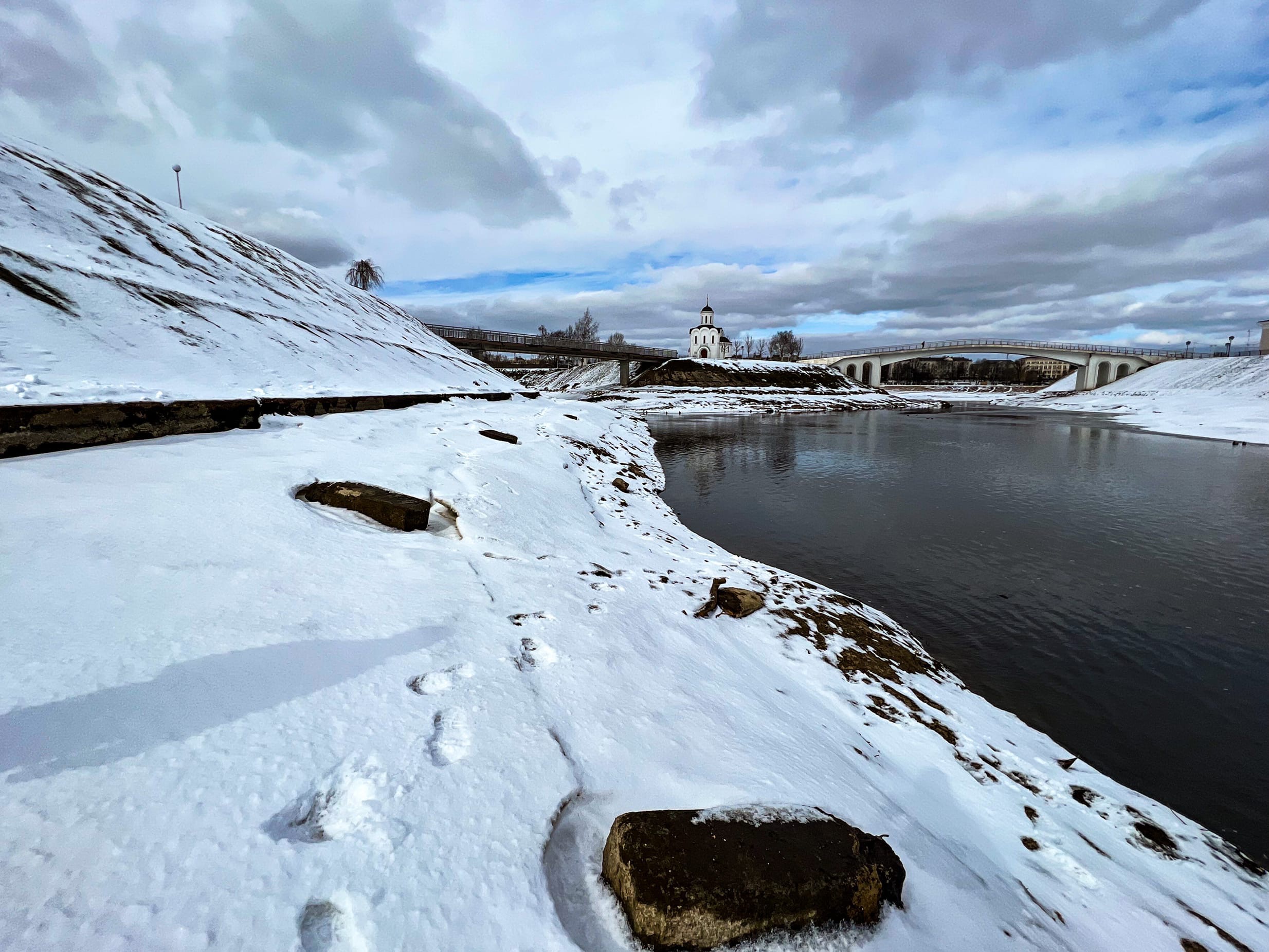 В центре Твери из-под воды показались опоры старинного моста В центре Твери из-под воды показались опоры старинного моста
